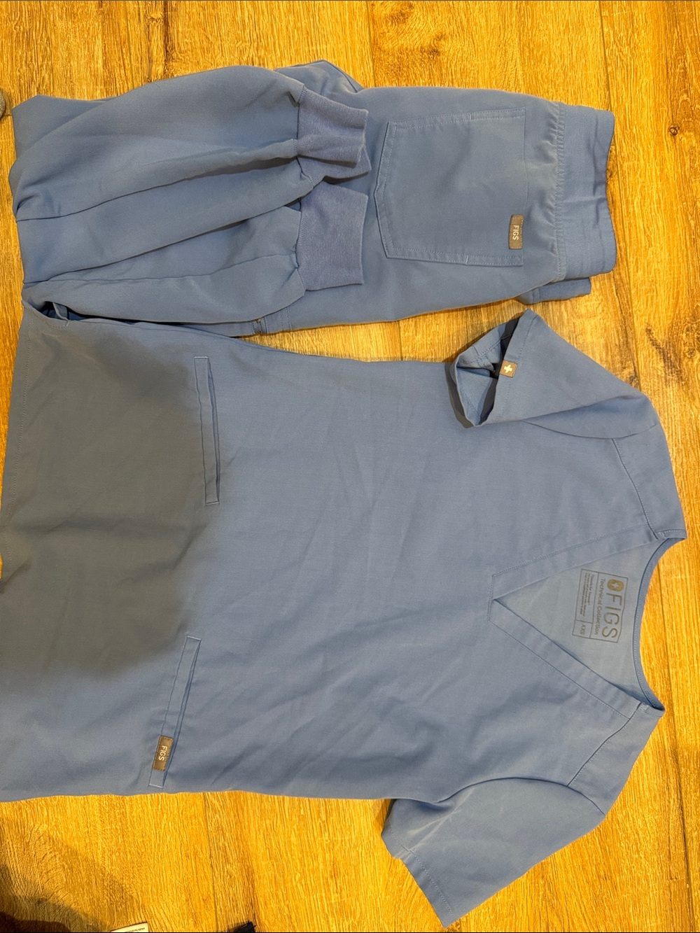 Figs Scrubs
Shirt is XXS ceil blue
Pants is Zamora Joggers ceil blue XS/P
